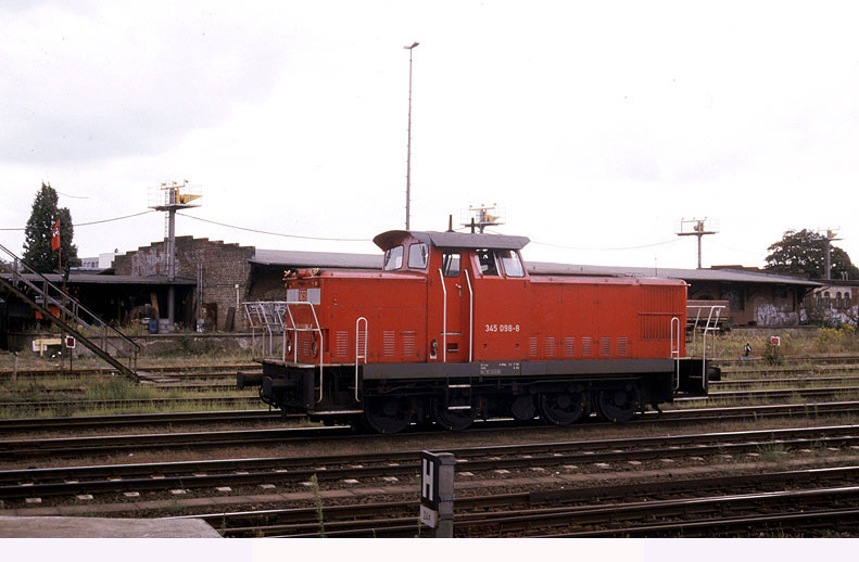 Die DB Baureihe 345 im Bahnhof Berlin-Tempelhof an der Ringbahn der S-Bahn