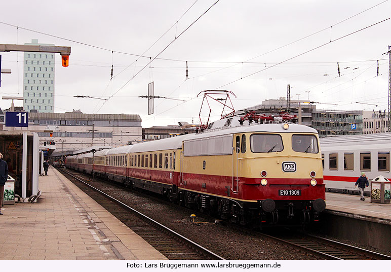 Die E 10 1309 mit einem TEE-Sonderzug im Bahnhof Hamburg-Altona