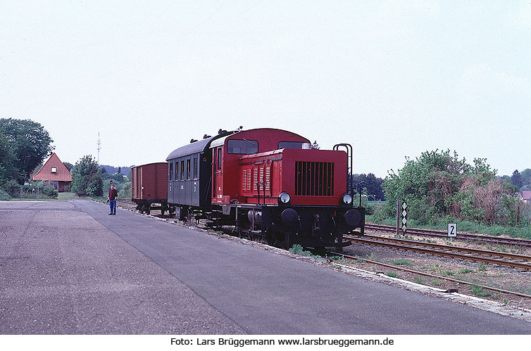 Die AVL Lok DL 601 mit einem GmP - Güterzug mit Personenbeförderung