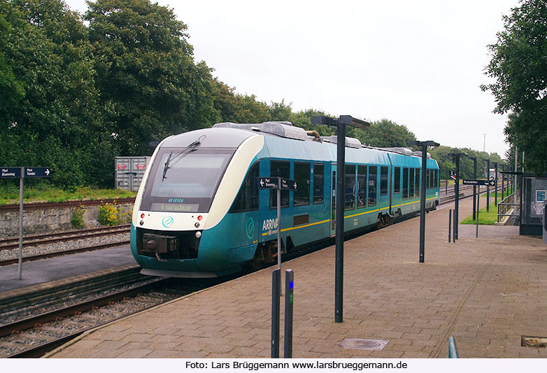 Im Bahnhof Skærbek hält ein Arriva Lint nach Tønder