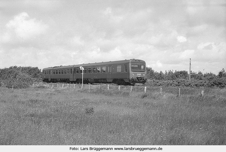 Ein DSB MR Triebwagen nahe dem Bahnhof Rejsby - Jærnvægsstation