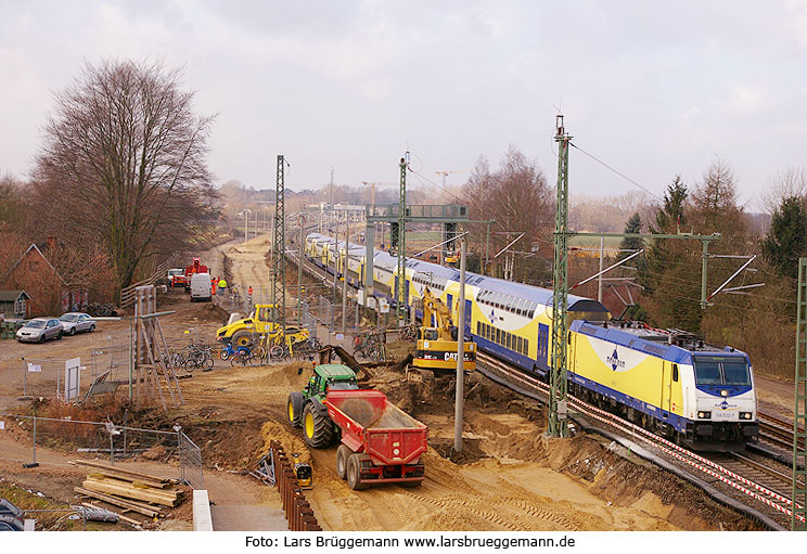 Ein Metronom-Zug im Bahnhof Ashausen