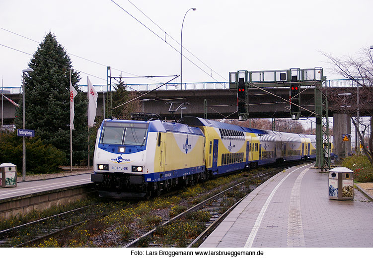 Metronom-Zug im Bahnhof Hamburg-Harburg