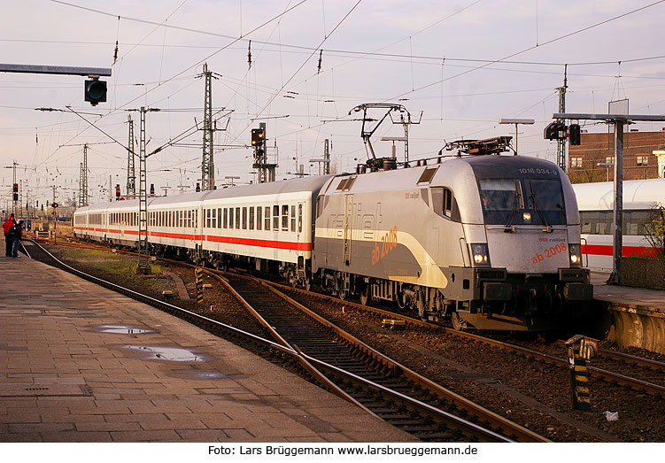 Eine ÖBB Railjet Lok vom Typ Taurus im Bahnhof Hamburg-Altona