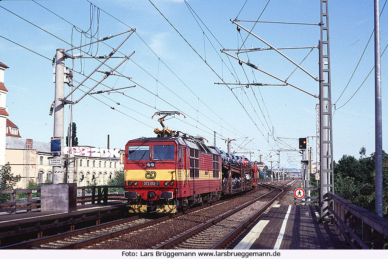 Eine CD Lok der Baureihe 372 im Bahnhof Dresden-Dobritz