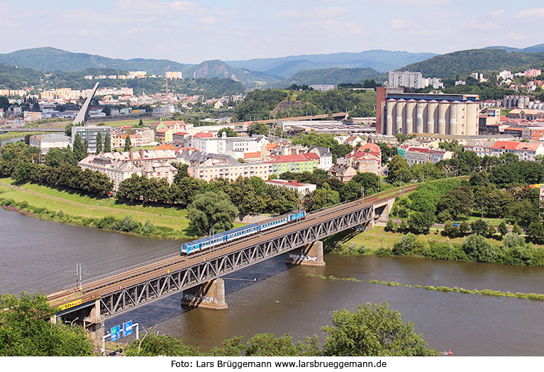 Ein CD Wendezug in Usti nad Labem auf der Elbbrücke