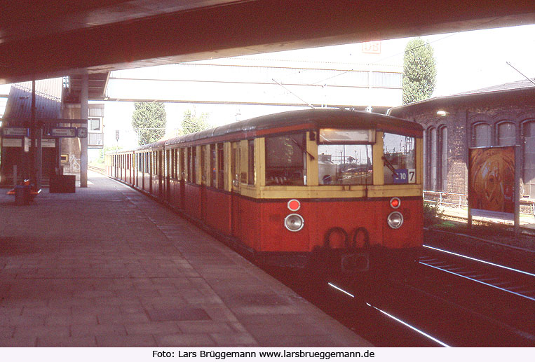 Der Bahnhof Berlin Pankow-Heinersdorf mit der Baureihe 475 der Berliner S-Bahn