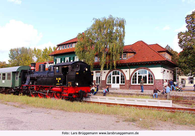 Die Dampflok Karoline in Geesthacht vor dem Bahnhof