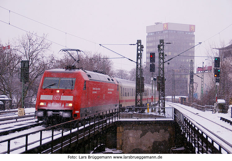 Eine Lok der Baureihe 101 im Bahnhof Hamburg Dammtor