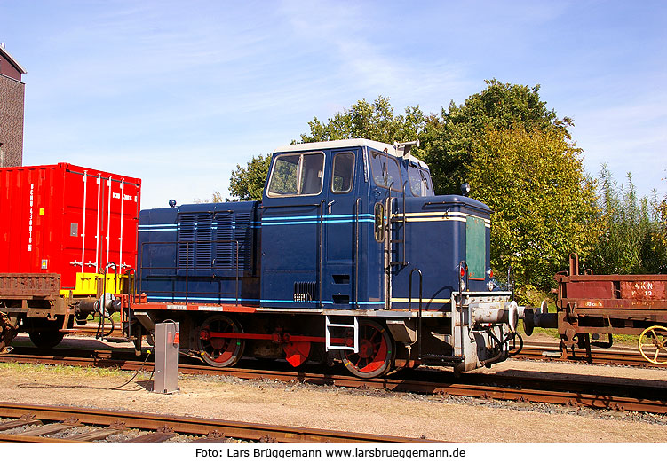 Die GE Lok V7 in Kaltenkirchem im Bw der AKN