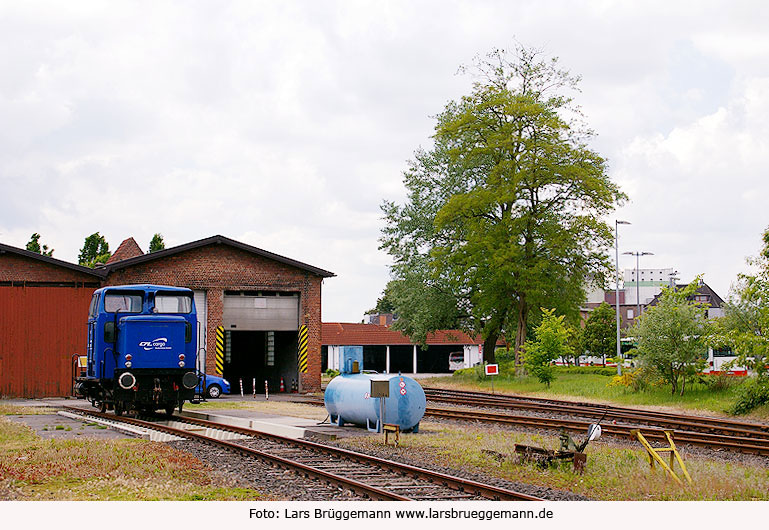 Die NEG CFL Cargo Uetersen Lok 01 vor dem Lokschuppen in Uetersen