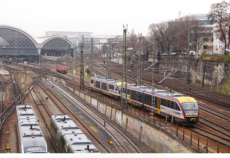 Die Städtebahn Sachsen mit zwei Desiro Triebwagen in Dresden Hbf