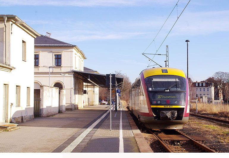 Ein Desiro Triebwagen der Städtebahn Sachsen im Bahnhof Pirna