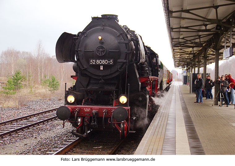 Eine Dampflok der Baureihe 52 im Bahnhof Arnsdorf