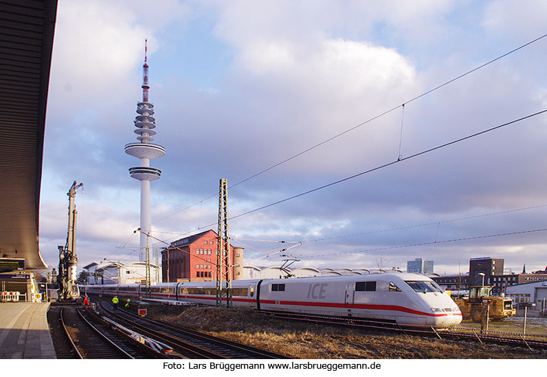 Ein ICE in Hamburg am Bahnhof Sternschanze mit dem Fernsehturm