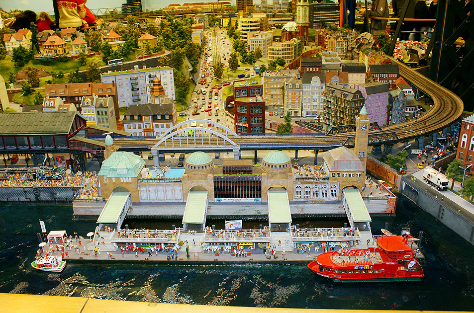 Die Landungsbrücken im Hamburger Miniatur Wunderland mit dem Bahnhof Baumwall