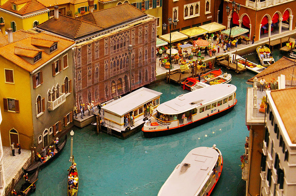 ACTV Vaparetto (Wasserbus) in Venedig im Miwula