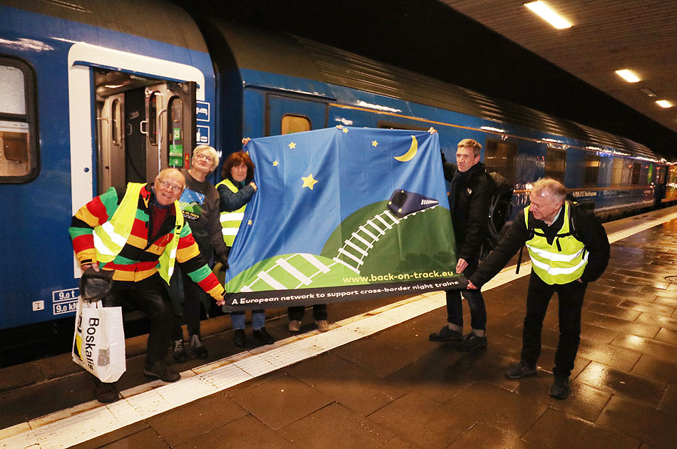 Der Prellbock Altona mit Back on Track am Nachtzug nach Stockholm im Banhhof Hamburg-Altona
