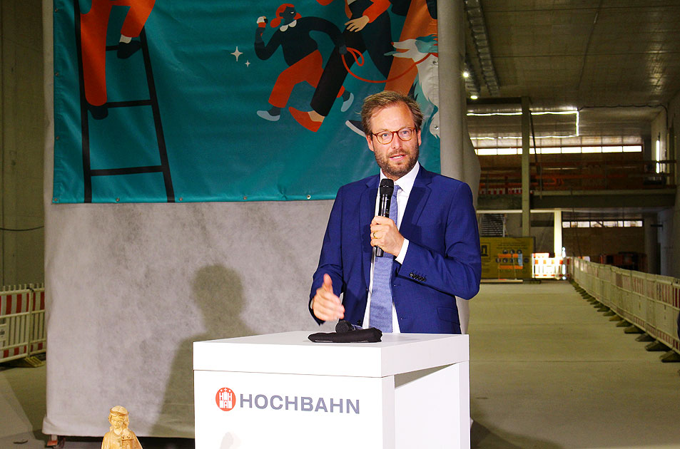 Hamburgs Verkehrssenator (Senator für Verkehr und Mobilitätswende) Anjes Tjarks bei seiner Ansprache zum Richtfest für die U-Bahn-Haltestelle Horner Geest