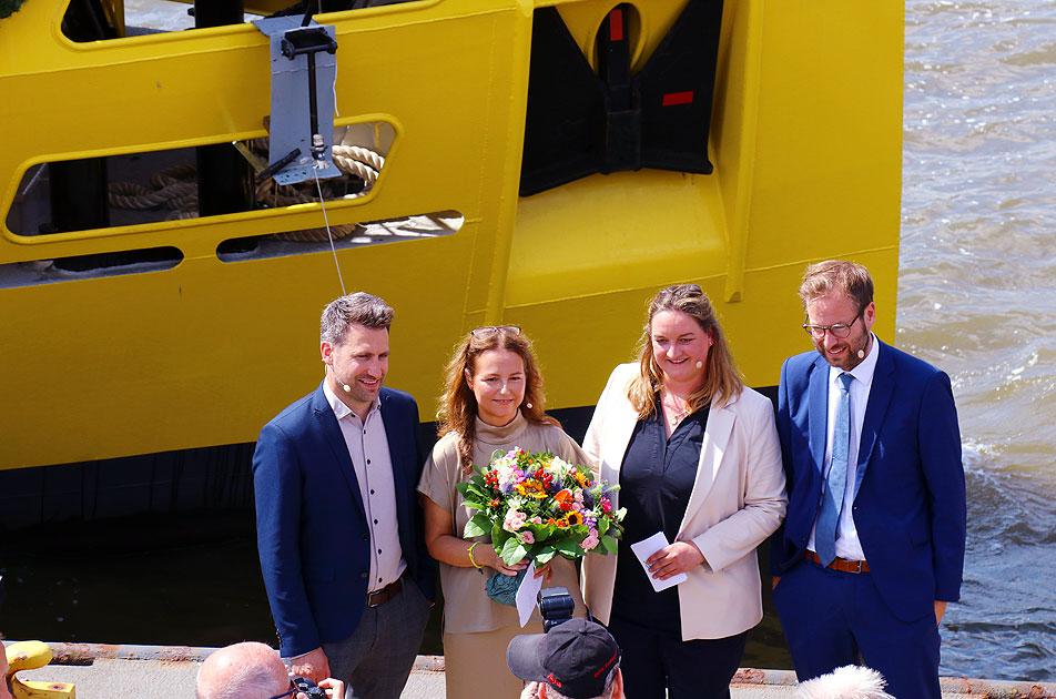 Die Taufe der HADAG Fähre Grasbrook an der Überseebrücke in Hamburg