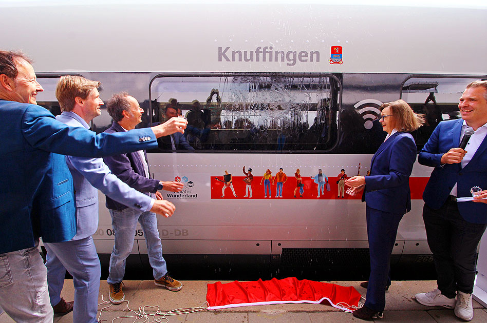 Die Taufe vom ICE Knuffingen im Bahnhof Hamburg-Altona