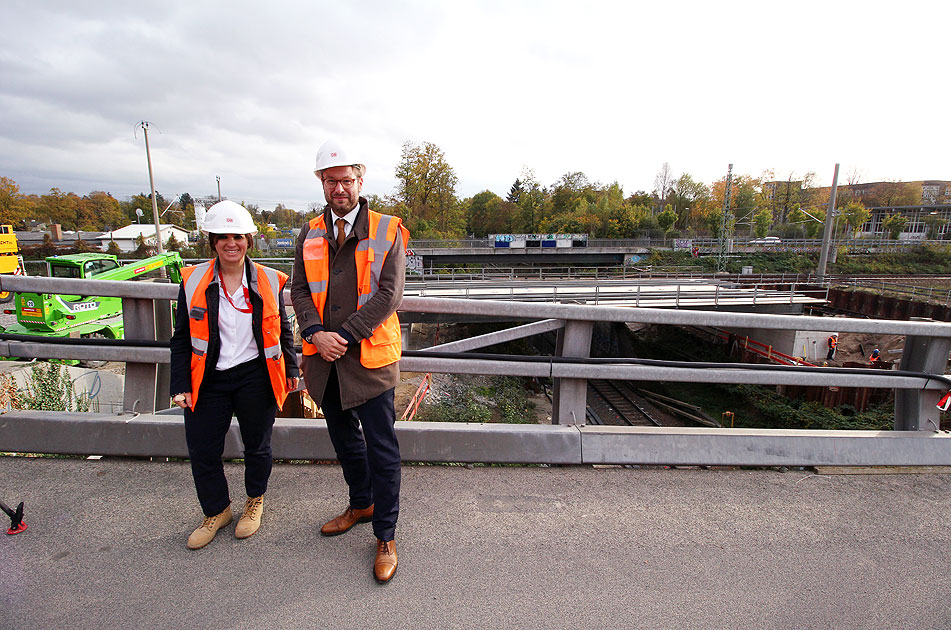 Amina Karam und Anjes Tjarks auf der Baustelle für die S4