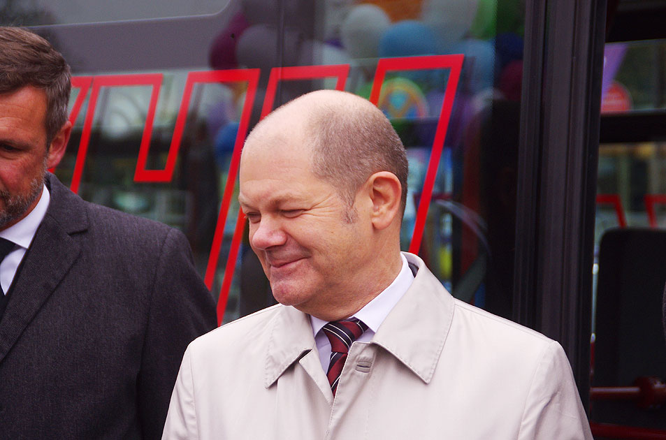 Olaf Scholz bei der Inbetriebnahme der Elektro-Bergziege in Hamburg-Blankenese. Damals war noch Hamburgs Erster Bürgermeister, wer hätte damals schon gedacht das er mal Bundeskanzler werden soll?