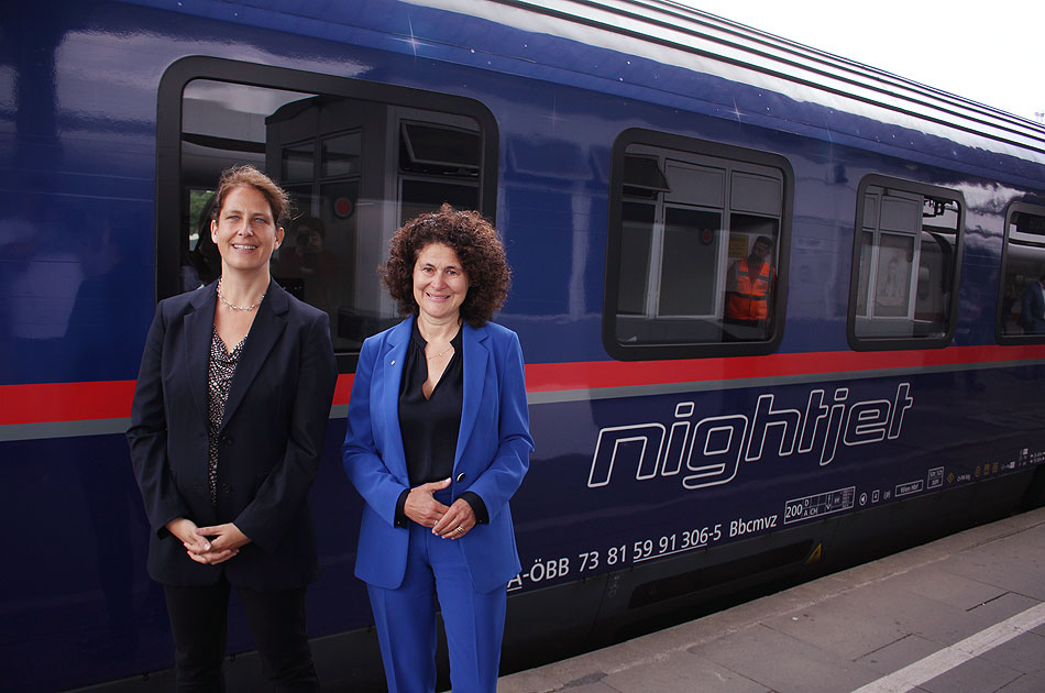 Sabine Stock, Vorständin ÖBB-Personenverkehr AG links im Bild und Stefanie Berk, Marketing-Vorständin DB Fernverkehr rechts im Bild