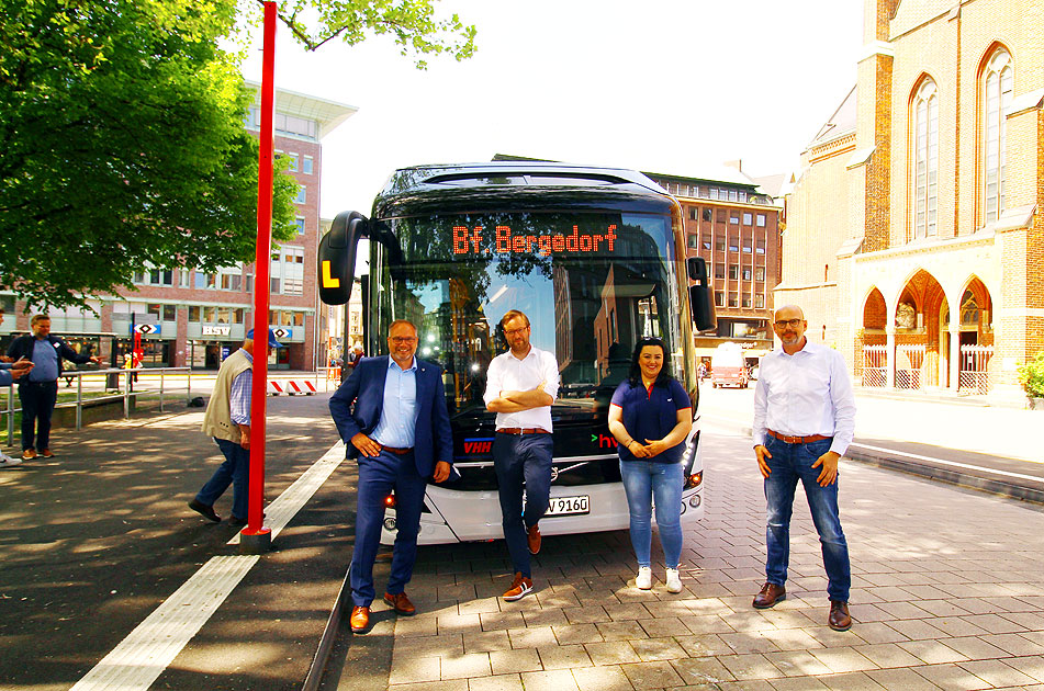 Gerd Schneider, Geschäftsführer Volvo Busses Deutschland, Verkehrssenator Anjes Tjarks, VHH Geschäftsführer Toralf Müller vor dem neuen Volvo-Bus