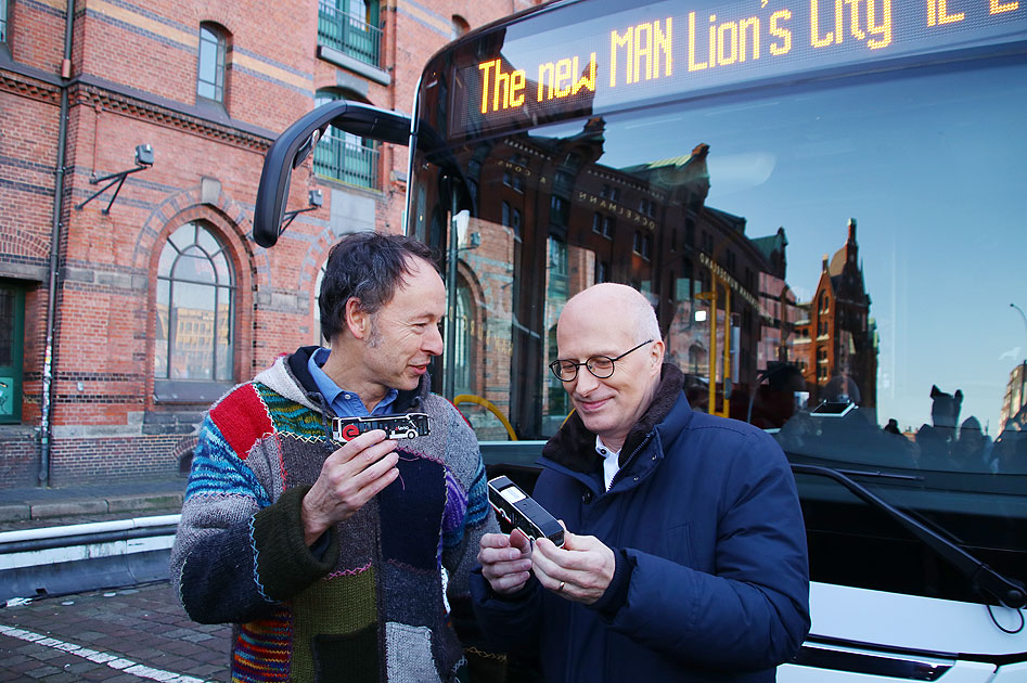 Gerrit Braun und Peter Tschentscher mit dem MAN Lions City E