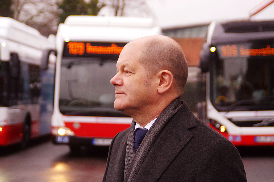 Hamburgs Erster Bürgermeister Olaf Scholz bei der Inbetriebnahme der Innovationslinie 109 in Hamburg