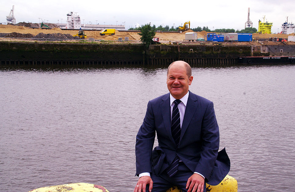 Hamburgs Erster Bürgermeister Olaf Scholz (SPD) in der Hafencity