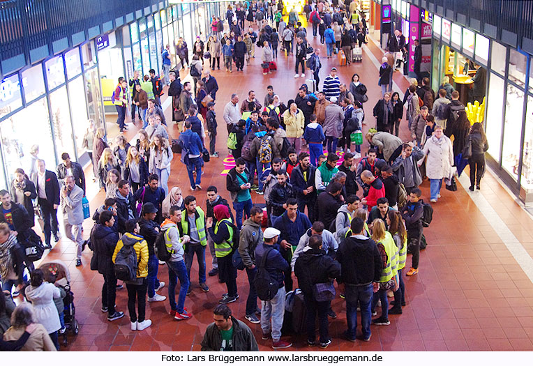 Flüchtlinge im Hamburger Hauptbahnhnof auf der Reise nach Skandinavien