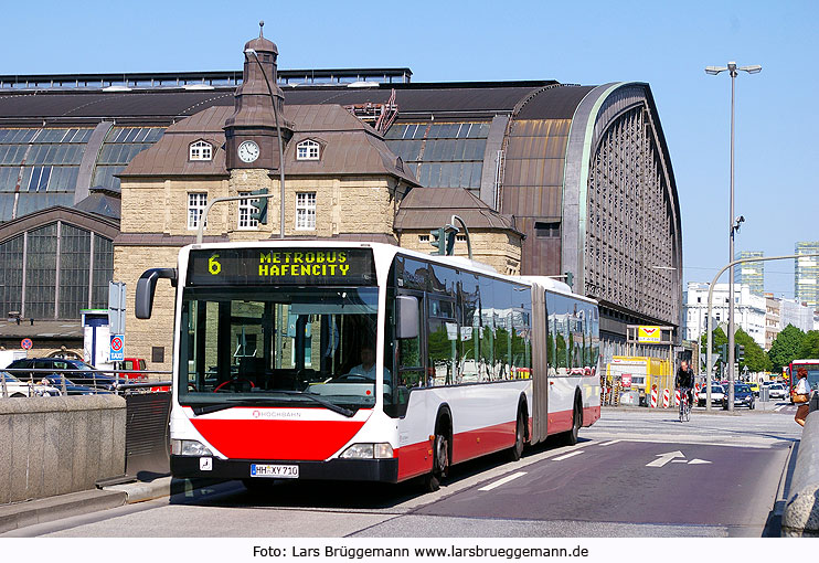 Hochbahn Bus vor dem Hamburger Hbf in der Mönckeberstraße