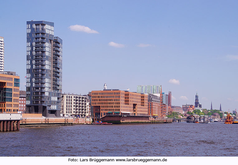 Das Elbufer in Hamburg im Hintergrund der Michel