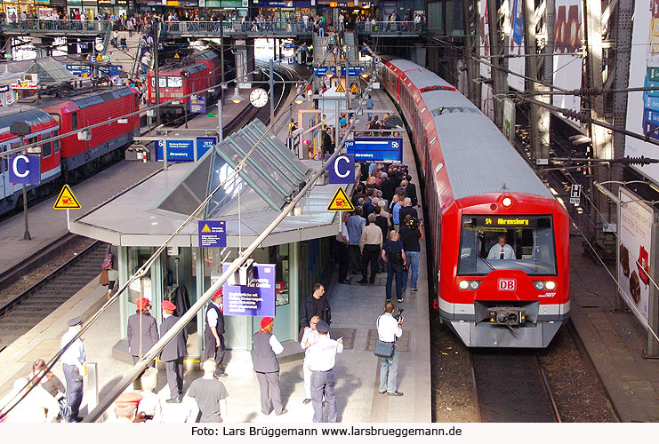 Eine S-Bahn nach Ahrensburg in Hamburg Hbf