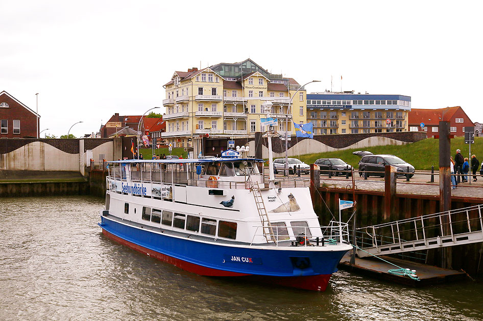 Das Schiff Jan Cux im Hafen von Cuxhaven an der Alten Liebe