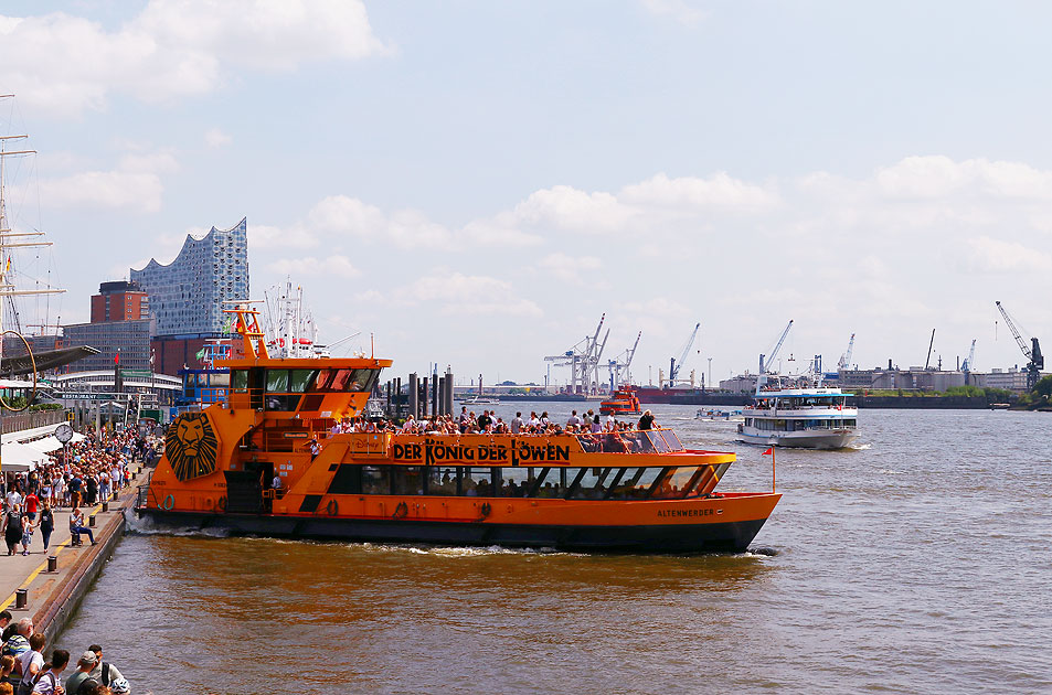 Das HADAG Schiff Altenwerder mit Werbung für der König der Löwen