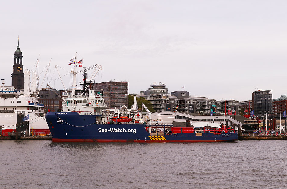 Die Seawatch 5 - vormals Offshore-Versorger Ocean Don bei ihrer Taufe in Hamburg