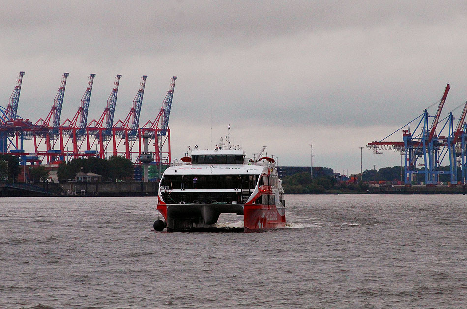 Der Halunder Jet kommt von Cuxhaven an die Landungsbrücken in Hamburg an