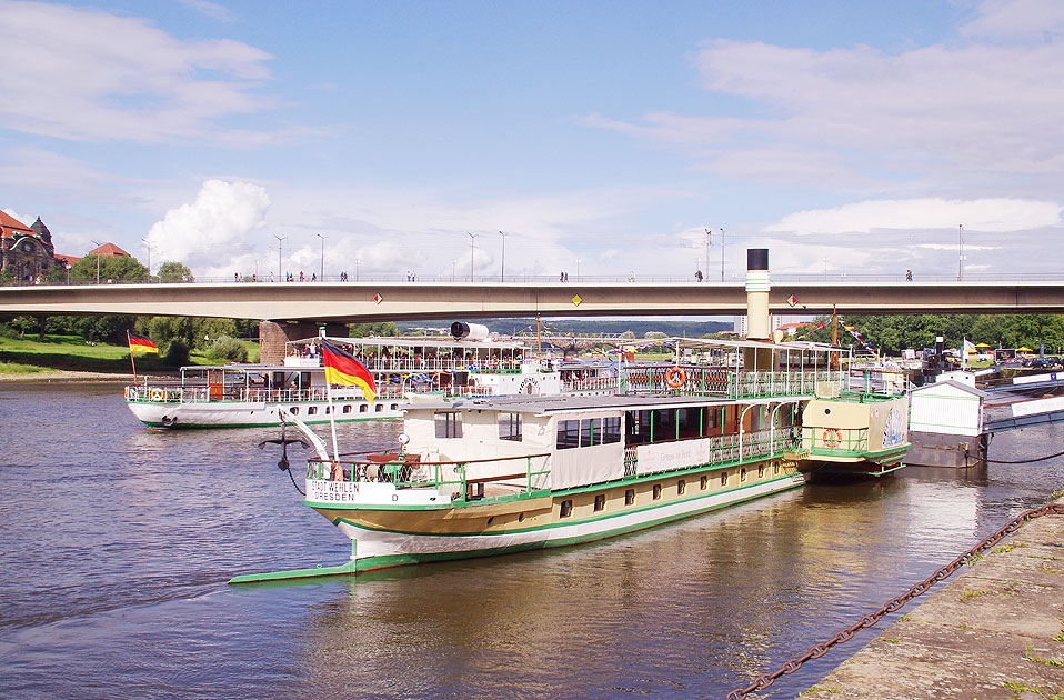 Die Schiffe Stadt Wehlen und Dresden der Sächsischen Dampfschiffahrtsgesellschaft in Dresden am Terassenufer