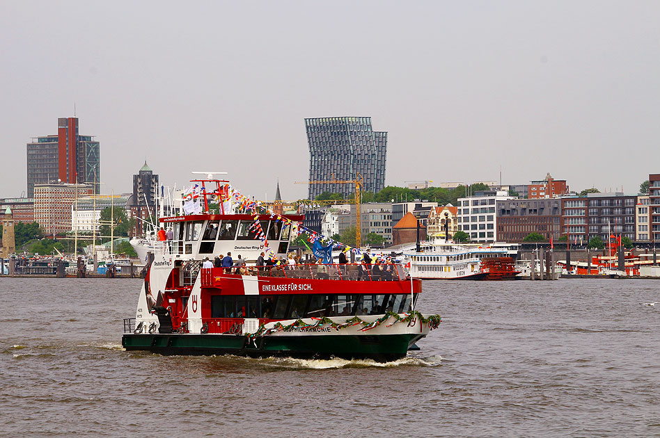 Das HADAG Schiff Elbphilharmonie an den Landungsbrücken auf Jungfernfahrt