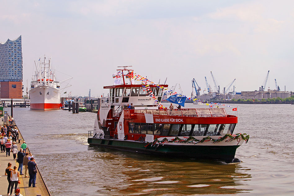 Das HADAG Schiff Elbphilharmonie an den Landungsbrücken