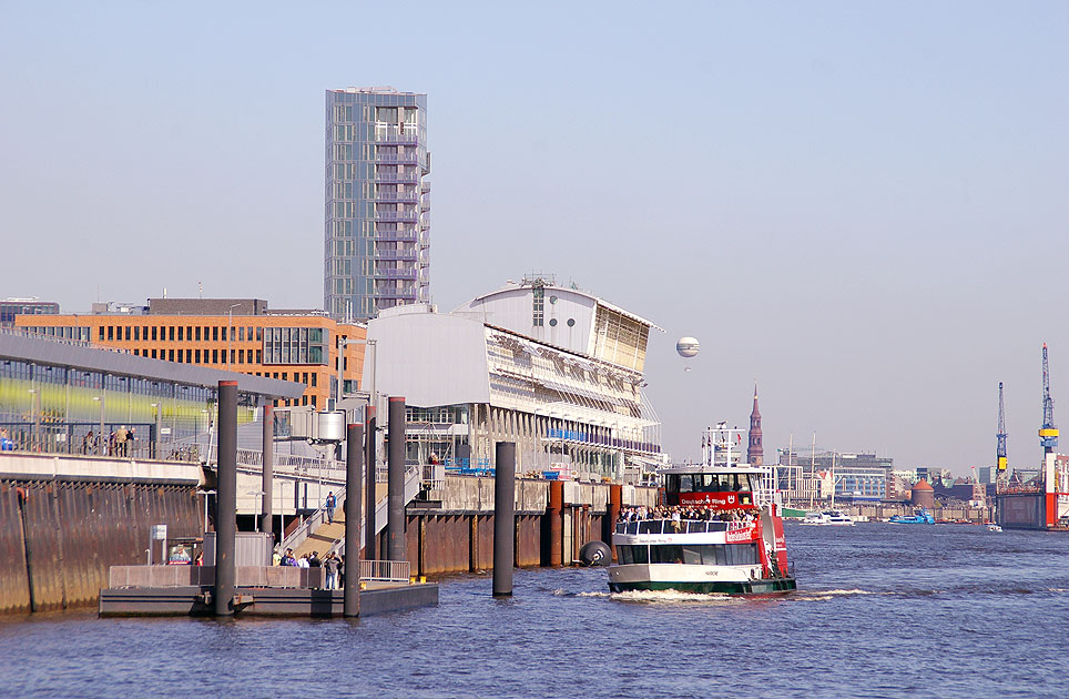 Das HADAG Schiff Harmonie am Anleger Dockland