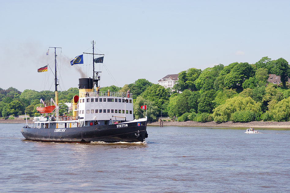 Der Eisbrecher Stettin auf der Elbe in Hamburg