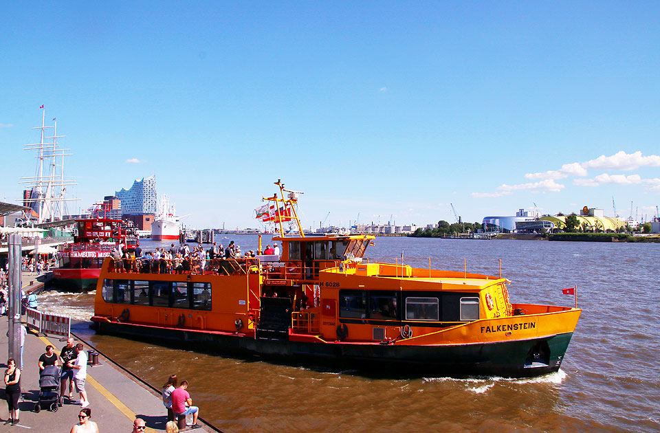 Das HADAG Schiff Falkenstein an den Landungsbrücken in Hamburg