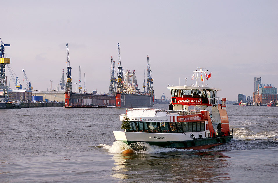 Das HADAG Schiff Harburg auf der Elbe an den Landungsbrücken