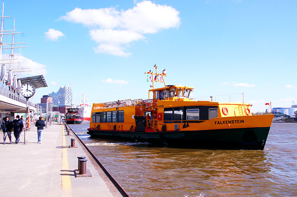 Das HADAG Schiff Falkenstein an den Landungsbrücken in Hamburg