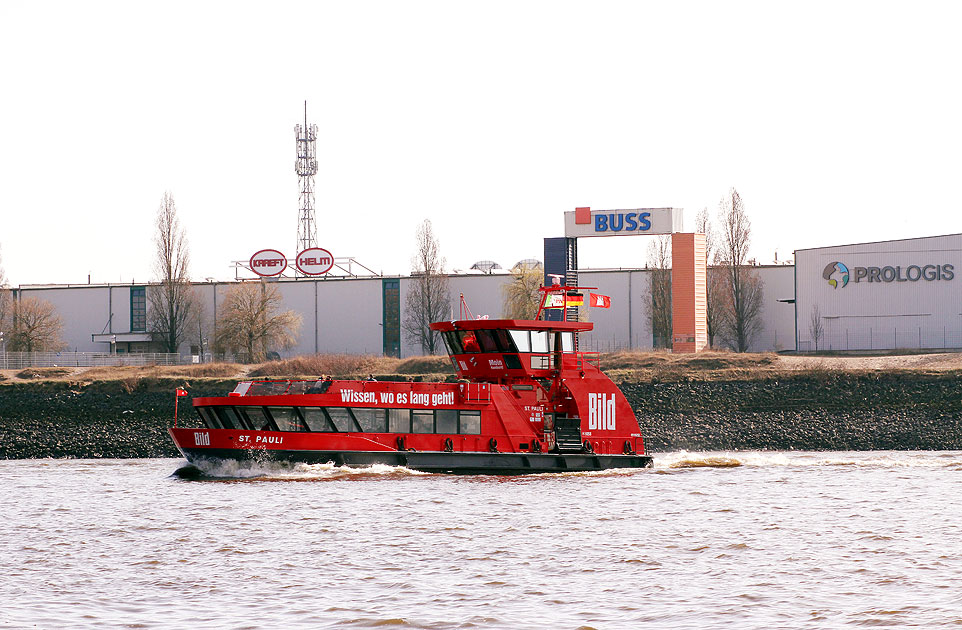 Das HADAG Schiff St. Pauli an den Landungsbrücken in Hamburg