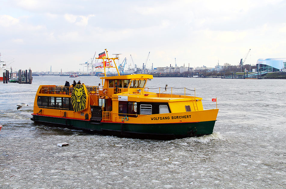 Das HADAG Schiff Wolfgang Borchert an den Landungsbrücken in Hamburg